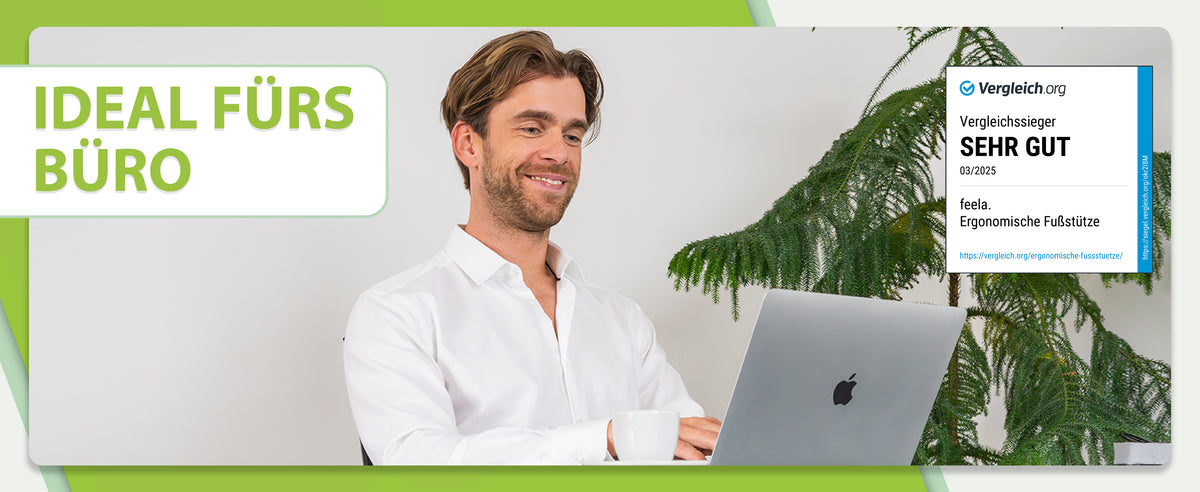 Mann arbeitet entspannt am Laptop im Büro – feela. Fußstütze mit Wärmetasche ideal fürs Büro