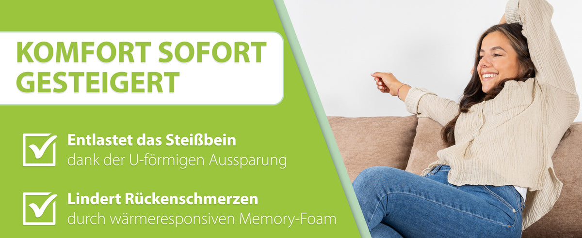 Sofortiger Komfort mit dem orthopädischen Sitzkissen von feela, entlastet das Steißbein und lindert Rückenschmerzen durch wärmereaktiven Memory-Schaum. Bild einer lächelnden Frau auf einem Sofa sitzend.