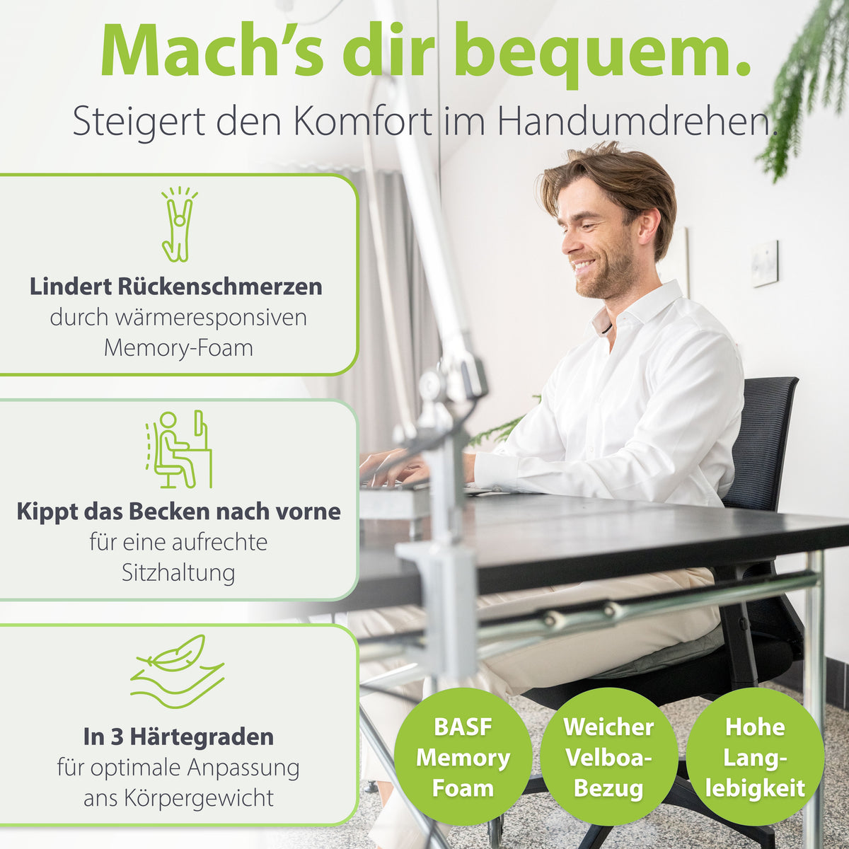 Ein lächelnder Mann in geschäftlicher Kleidung sitzt bequem auf einem Bürostuhl mit einem ergonomischen Kissen, umgeben von Ikonen, die die Vorteile betonen: Linderung von Rückenschmerzen, Unterstützung einer aufrechten Sitzhaltung und Anpassungsfähigkeit durch Memory-Schaum.