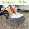 Graue Fußstütze mit Wärmetasche unter den Schuhen auf dem Boden.