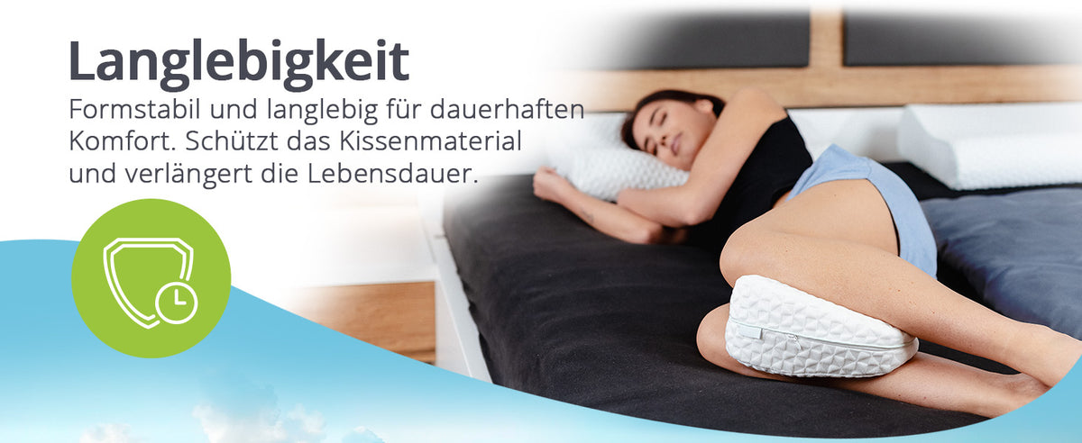 Frau schläft mit dem feela. Kniekissen – formstabil und langlebig