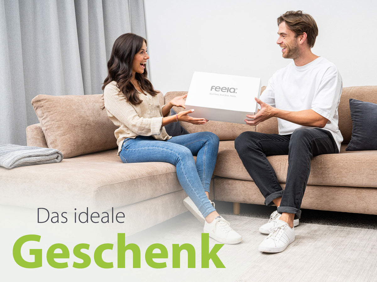 Das orthopädische Keilkissen von feela® – das ideale Geschenk für jeden Anlass, sorgt für Komfort und Wohlbefinden im Alltag.