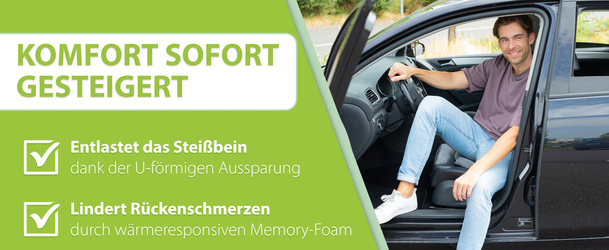 Ein lächelnder Mann sitzt in einem Auto und demonstriert die Verwendung des Auto-Sitzkissens von feela, das 'Komfort sofort steigert', das Steißbein dank der U-förmigen Aussparung entlastet und Rückenschmerzen durch wärmeresponsiven Memory-Foam lindert.