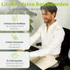 Mann sitzt auf ergonomischem Kissen am Schreibtisch. Text betont Entlastung des Steißbeins, Schmerzlinderung und anpassbare Härtegrade.