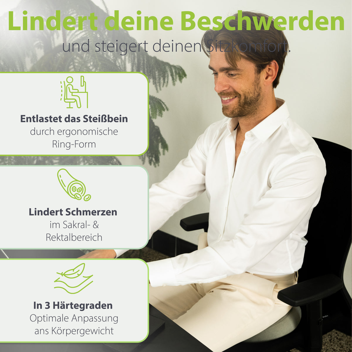 Mann sitzt auf ergonomischem Kissen am Schreibtisch. Text betont Entlastung des Steißbeins, Schmerzlinderung und anpassbare Härtegrade.