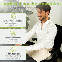 Mann sitzt auf ergonomischem Kissen am Schreibtisch. Text betont Entlastung des Steißbeins, Schmerzlinderung und anpassbare Härtegrade.